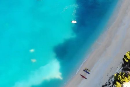 Αφάλες Ιθάκης: Η παραλία που συνδυάζει όλες τις αποχρώσεις του μπλε (vid)