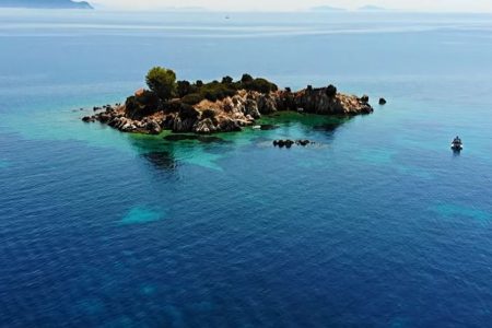 Άγιος Νικόλαος Ιθάκης: Μια… κουκίδα γης απέναντι απ’ τον Μάρμακα που θα σας μαγέψει (Vid)