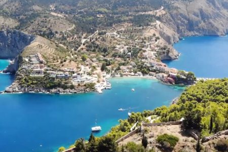 Ασσος Κεφαλονιάς: Το πανέμορφο γραφικό ψαροχώρι και η πολύτιμη ιστορία του (video)