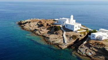 Χρυσοπηγή στον όρμο Φάρου στη Σίφνο