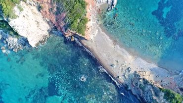 Εύβοια: Υπάρχει διπλή παραλία και αποτελεί πόλο έλξης για ερωτευμένους