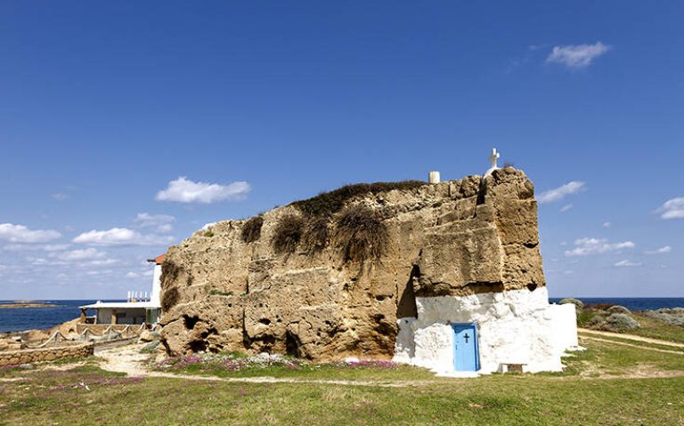 Άγιος Νικόλαος στη Σκύρο: Η κατάνυξη σε όλο της το μεγαλείο, μέσα σ’ ένα βράχο