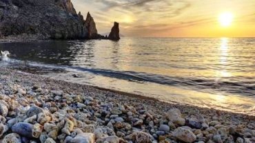 Ζεφοκάλαμο: Η «μυστική» παραλία στην Κίμωλο και το ονειρικό ηλιοβασίλεμα