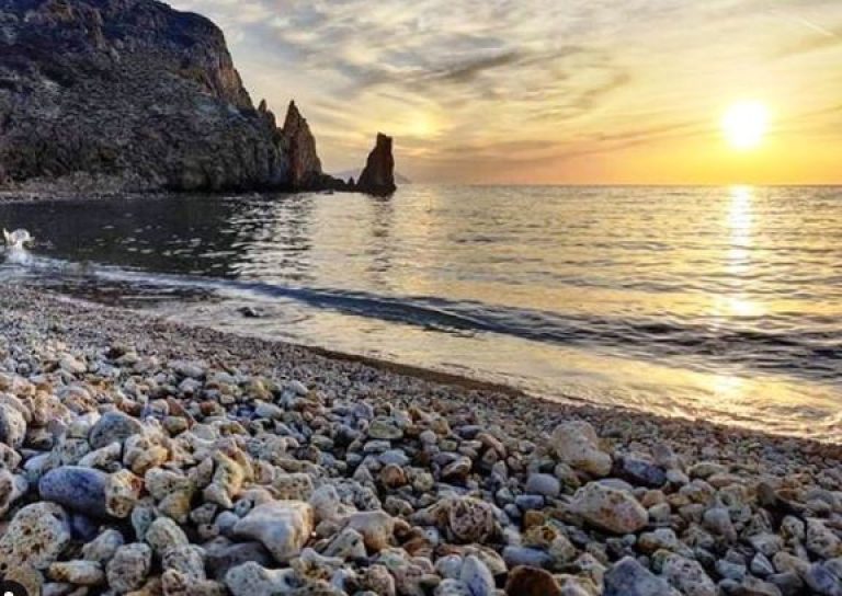 Ζεφοκάλαμο: Η «μυστική» παραλία στην Κίμωλο και το ονειρικό ηλιοβασίλεμα