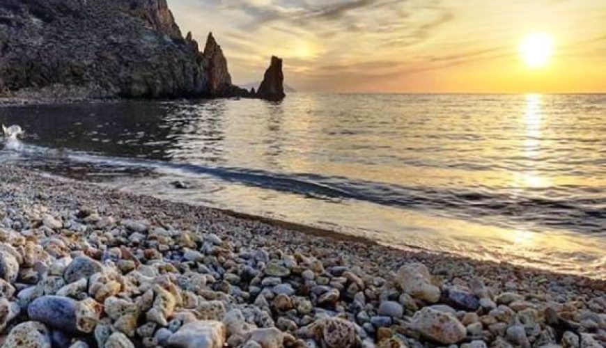 Ζεφοκάλαμο: Η «μυστική» παραλία στην Κίμωλο και το ονειρικό ηλιοβασίλεμα