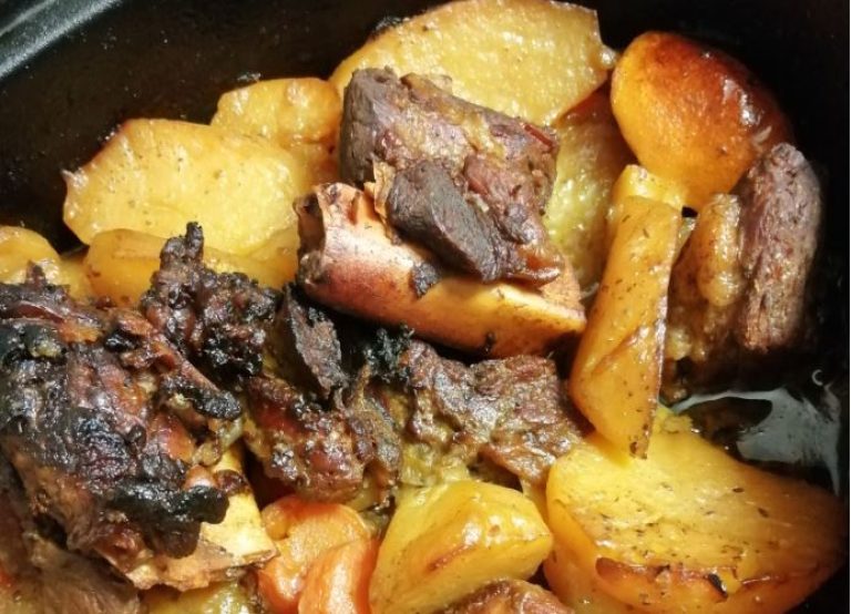 Αγριογούρουνο στη γάστρα: Ονειρική γεύση με άρωμα… Αράχωβας