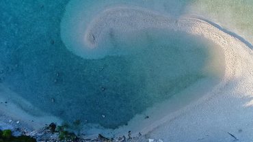 Διαπόρι – Σύβοτα: Μια παραλία «σαλιγκάρι», ένα σπάνιο φαινόμενο