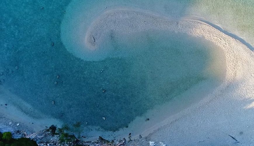Διαπόρι – Σύβοτα: Μια παραλία «σαλιγκάρι», ένα σπάνιο φαινόμενο