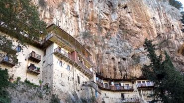 Μονή Τιμίου Προδρόμου Αρκαδίας: Γνωρίζοντας τα ιστορικά «Μετέωρα της Αρκαδίας»