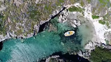 Απάγκιο Λακωνίας: Ενα απίθανο φιόρδ, μια απολύτως πριβέ παραλία…