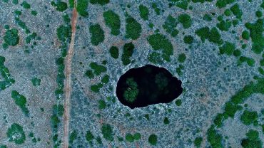 Έρημος Μάνης: Η απόκοσμη «Μαύρη Τρύπα» και το σπάνιο φαινόμενο