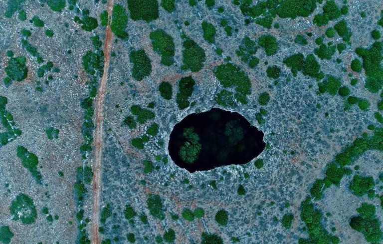 Έρημος Μάνης: Η απόκοσμη «Μαύρη Τρύπα» και το σπάνιο φαινόμενο