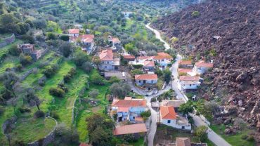 Καμμένη Χώρα: Ενα χωριό στην πλαγιά λάβας του ηφαιστείου των Μεθάνων