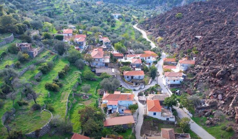 Καμμένη Χώρα: Ενα χωριό στην πλαγιά λάβας του ηφαιστείου των Μεθάνων