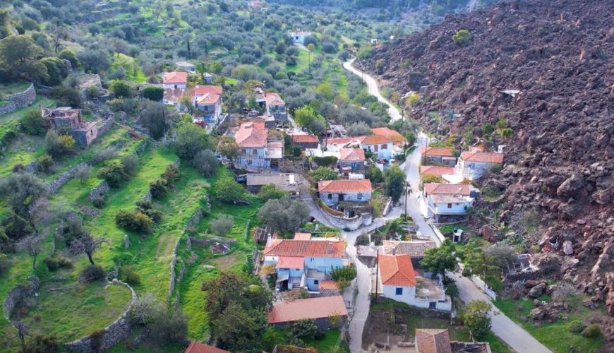 Καμμένη Χώρα: Ενα χωριό στην πλαγιά λάβας του ηφαιστείου των Μεθάνων