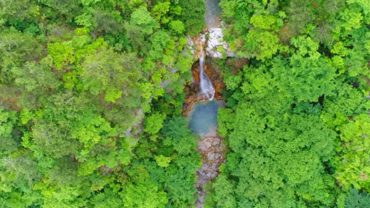 Ολυμπος: Απέραντο δάσος, μοναδικοί καταρράκτες, τέλεια πλάνα από ψηλά…