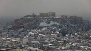 Η Ακρόπολη στα λευκά! Εντυπωσιακές εικόνες με χιόνια στον Παρθενώνα