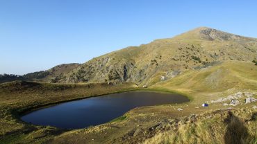 Δρακολίμνη Σμόλικα: Η… καρδιά με τον κόκκινο βυθό στα 2.200 μέτρα!