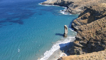 Της γριάς το πήδημα: Η ξακουστή παραλία της Άνδρου και οι μύθοι που τη συνοδεύουν