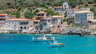 Λιμένι: Το πέτρινο στολίδι της Μάνης με τα πιο καθαρά νερά