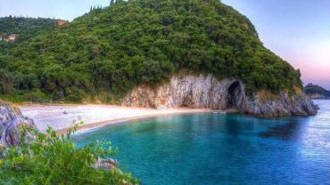 Ροβινιά: Η κρυφή αλλά και ομορφότερη παραλία στην Κέρκυρα