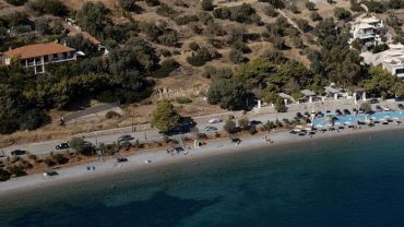 Άγιος Ισίδωρος: Η παραλία με τη Γαλάζια Σημαία που σε «κερδίζει»