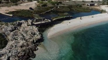 Αλμυρή: Η άγνωστη παραλία που απέχει μιάμιση ώρα από την Αθήνα