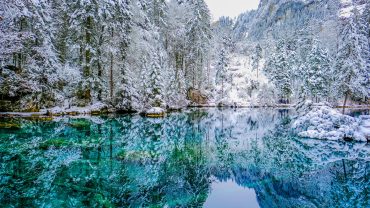 Η «μαγική» λίμνη Blausee στην Ελβετία