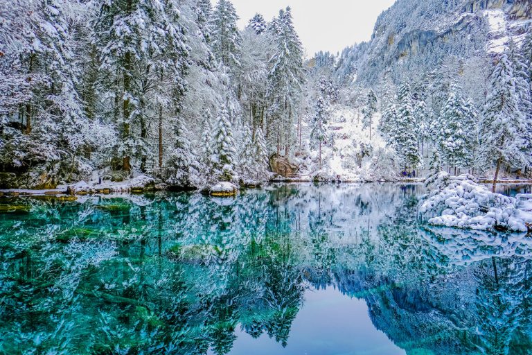 Η «μαγική» λίμνη Blausee στην Ελβετία