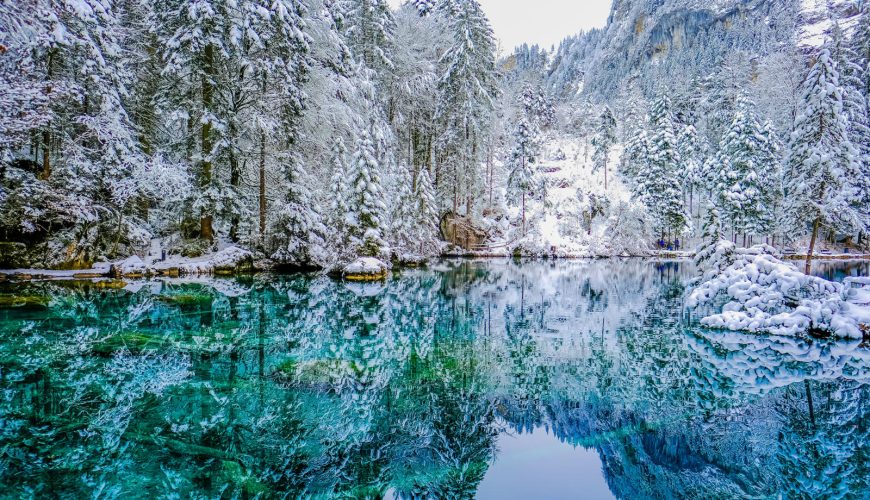 Η «μαγική» λίμνη Blausee στην Ελβετία