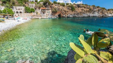 Η κρυφή παραλία της Μάνης που θαύμασαν στο Hollywood