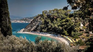 Τσαμαδού: Η παραλία με τα άσπρα βότσαλα στη Σάμο που μαγεύει