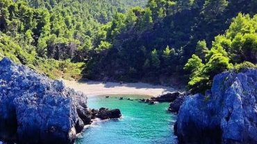 Βλαχιά: Το χωριό με τις μαγικές παραλίες στη Βόρεια Εύβοια