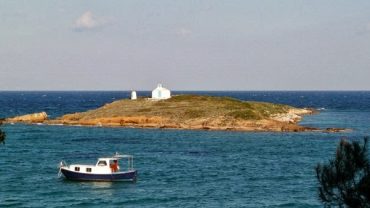 Βραυρώνα: Το εκκλησάκι που χτίστηκε σε μια νύχτα