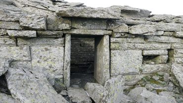 Δρακόσπιτα: Τα μυστηριώδη κτίσματα της Εύβοιας