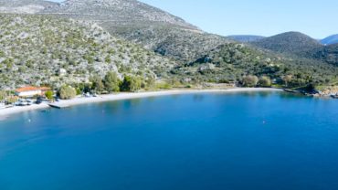 Ποταμοί: Το παραθαλάσσιο ησυχαστήριο στη Φωκίδα