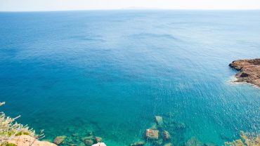 Θυμάρι: Μια «κρυφή» παραλία, μια ώρα από το κέντρο της Αθήνας