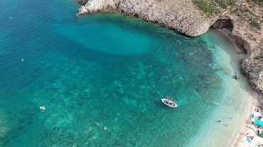 Η παραλία της Εύβοιας που ατενίζει το Αιγαίο