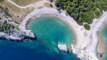 Μυλοκοπή: Η «μαγική» διπλή παραλία δίπλα στην Αθήνα