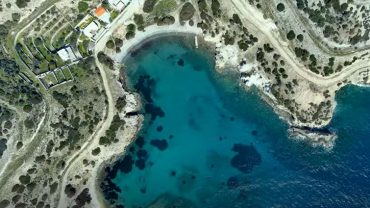 Η παραλία – «σμαραγδένια καρδιά» στην Αίγινα