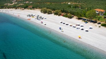 Η παραλία της δυτικής Μάνης με θέα τον Ταΰγετο