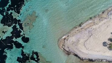 Το λιμάνι που θυμίζει Μπαχάμες είναι μια ώρα μακριά από τον Πειραιά