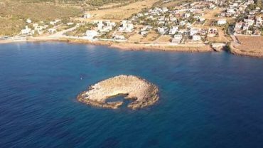 Το νησί με τη φυσική πισίνα που βρίσκεται 40 λεπτά από το κέντρο της Αθήνας