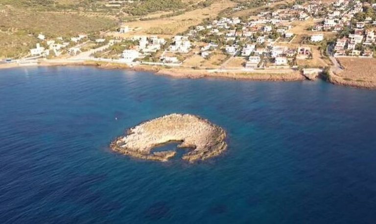 Το νησί με τη φυσική πισίνα που βρίσκεται 40 λεπτά από το κέντρο της Αθήνας