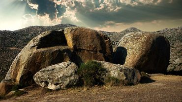 Βώλαξ: Το χωριό με τους απόκοσμους βράχους