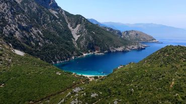 Θαψά Εύβοιας: Τιρκουάζ νερά, εξωτική παραλία και αφήστε τη μαγεία να σας κυριεύσει