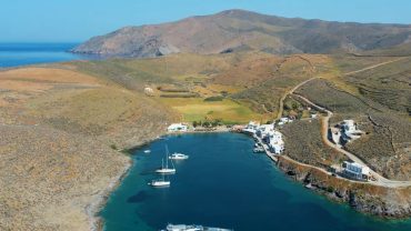 Τα μοναδικά λουτρά της Κύθνου και η γραφική Αγία Ειρήνη