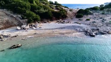 Παραλία Κουνούπι: Τιρκουάζ νερά δίπλα στα πιο ακριβά σπίτια της Ελλάδας