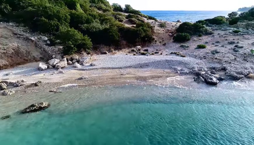 Παραλία Κουνούπι: Τιρκουάζ νερά δίπλα στα πιο ακριβά σπίτια της Ελλάδας