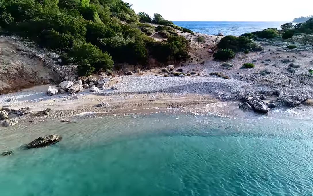 Παραλία Κουνούπι: Τιρκουάζ νερά δίπλα στα πιο ακριβά σπίτια της Ελλάδας